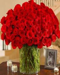 100 Red Roses in Glass Vase 